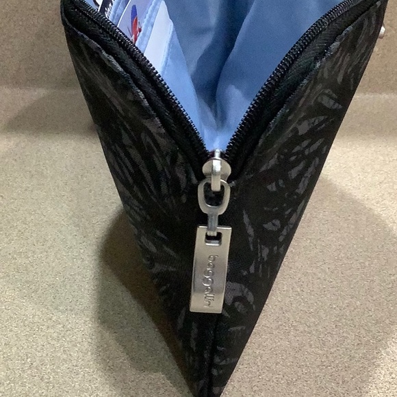 COPY - NWOT 🩵 Baggallini Wristlet In Midnight Blossom - Picture 8 of 14